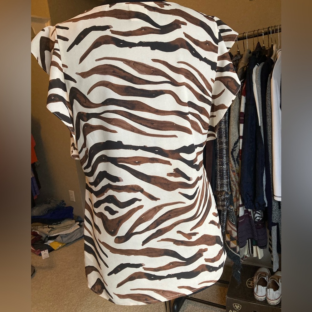 Cabi Animal Print Top With Flutter Sleeves, Size … - image 5